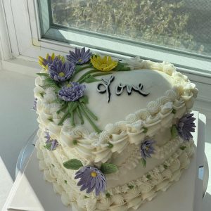 Love blooms heart -Anniversary Cake